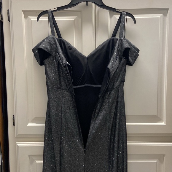 Gorgeous R&M RICHARDS evening gown, size 8. Worn once, in like-new condition. - Picture 6 of 13